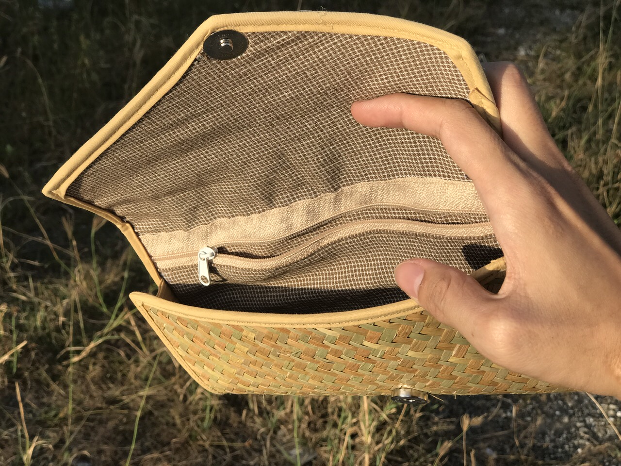 Các trường hợp sử dụng ví bàng cầm tay